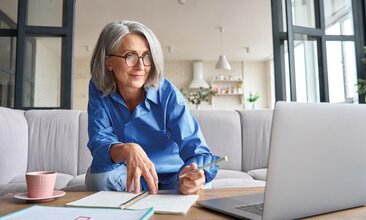 Bild einer Frau vor dem Laptop