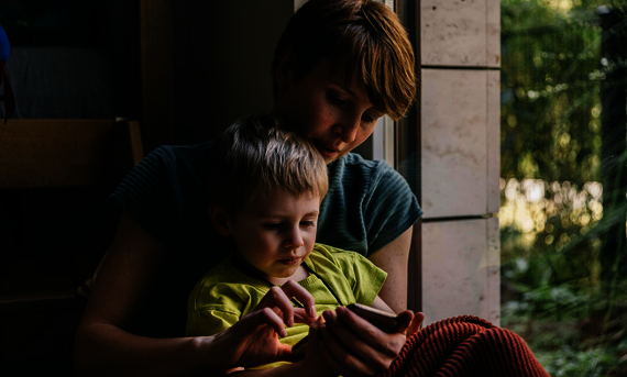 Bild einer Frau und eines Kindes am Smartphone